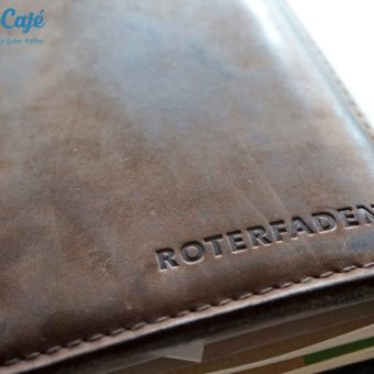 Die Entscheidung zwischen Leder und alten Tanzboden ist schwer, wenn man sich ansieht, wie schön so ein Taschenbegleiter aussehen kann.