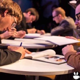 Christopher de la Garza beim Geben von Autogrammen in die druckfrischen Hemispheres-Bücher