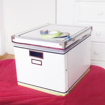 Mit ein wenig Klebeband und Geschick kann man auch eine olle Pappbox wieder flott machen!