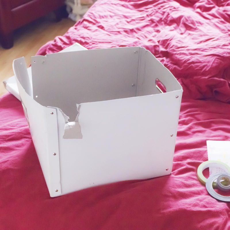 Mit ein bisschen Klebeband kann man dieses gute Stück aus Pappe tatsächlich noch ansehnlich herrichten und ins Büro stellen!