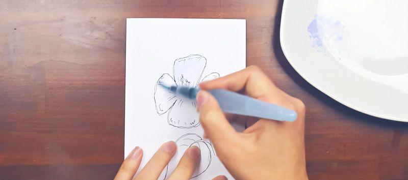 Mit dem Pinsel kann man die Farbe aufnehmen und aufs Papier bringen.