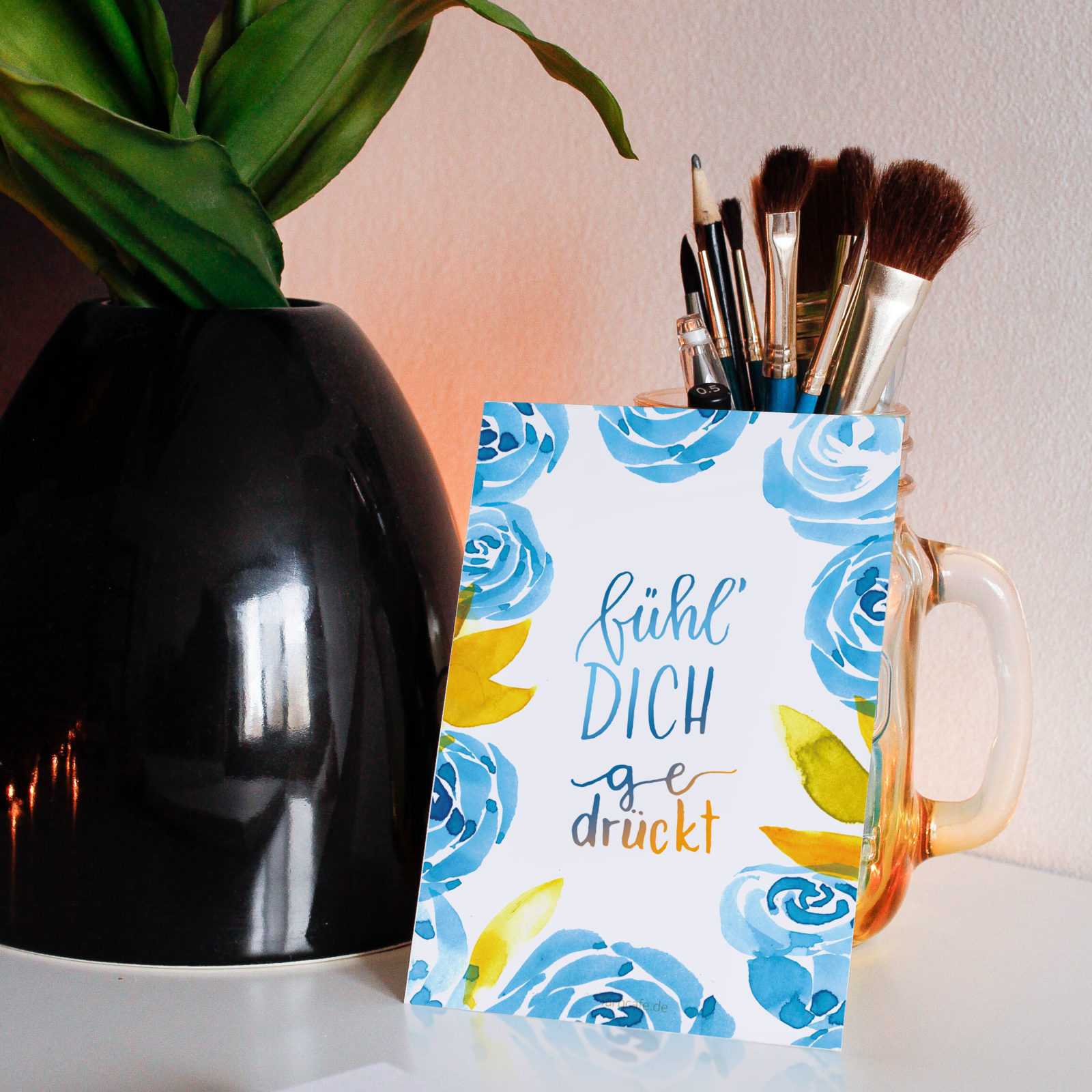 Fühl dich gedrückt Lettering Postkarte mit blauen Aquarellrosen