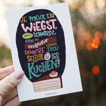 Je mehr du wiegst, desto schwerer kannst du entführt werden. - Lettering Postkarte #dunkelbunt