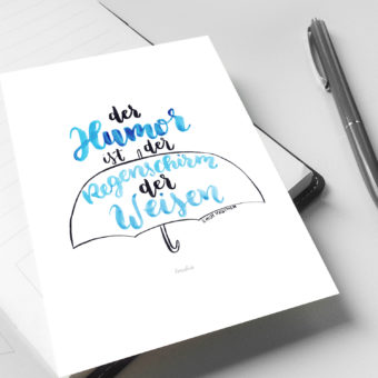 Der Humor ist der Regenschirm der Weisen. - Lettering Postkarte