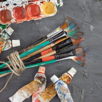 Pinsel mit Tuben und Paletten in Gouache, Acryl, Aquarell oder Öl.